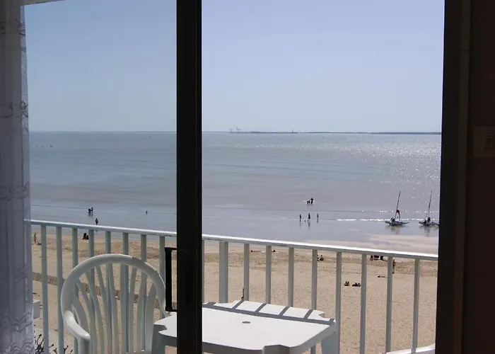 Les Embruns Отель