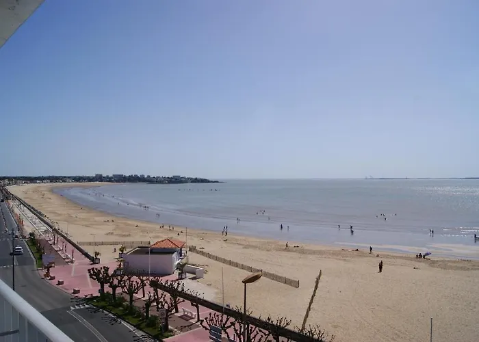 Отель Les Embruns 2*