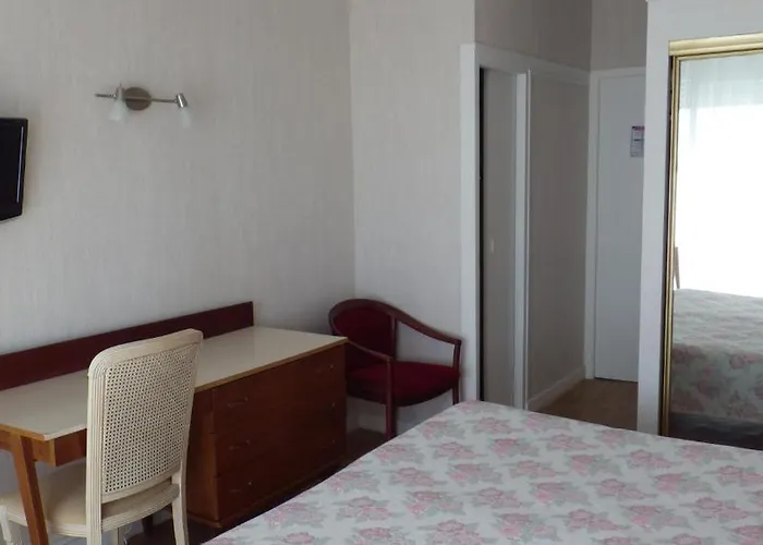 Les Embruns Отель 2*