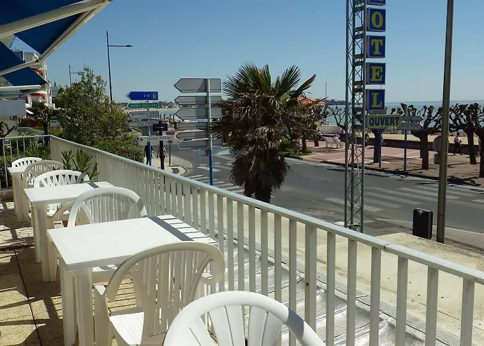 Отель Les Embruns 2*