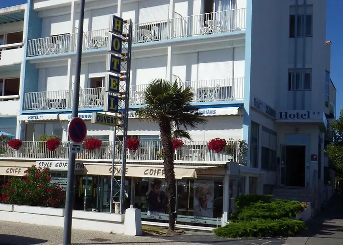 Отель Les Embruns 2*