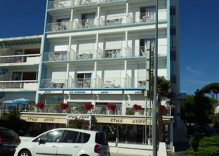 Отель Les Embruns 2*