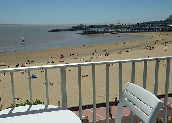 Отель Les Embruns 2*